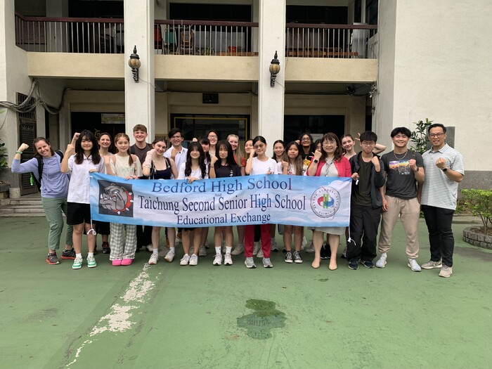 校長與學務主任 校門口迎接合影圖片