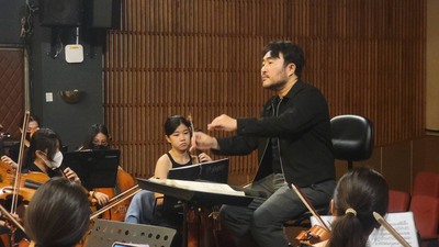 新加坡楊秀桃音樂院樂團指揮連汶華教授蒞校指導
