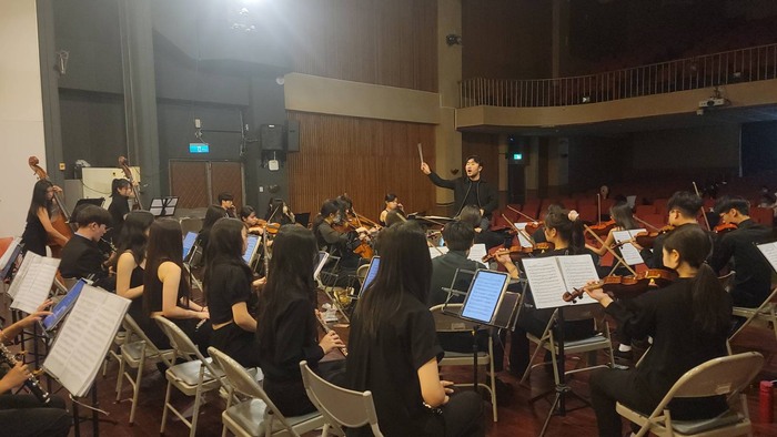 新加坡楊秀桃音樂院樂團指揮連汶華教授蒞校指導