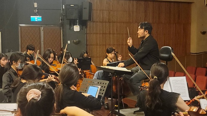 新加坡楊秀桃音樂院樂團指揮連汶華教授蒞校指導