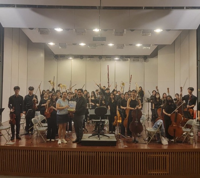 新加坡楊秀桃音樂院樂團指揮連汶華教授蒞校指導