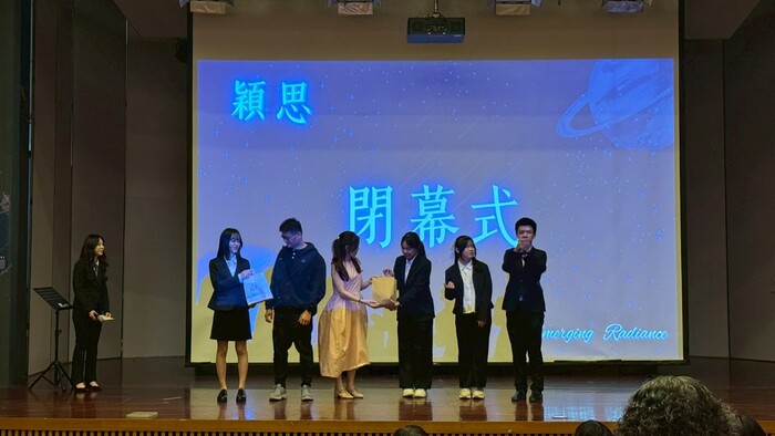 閉幕式受禮予指導老師圖片