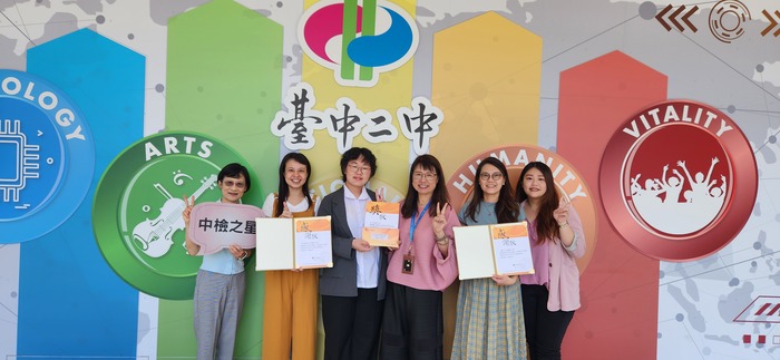 恭賀榮獲「2026中文能力測驗中心獎學金榮譽」221陳育寧同學.陳盈聿老師