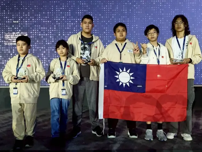 右起為臺中二中李冠呈圖片